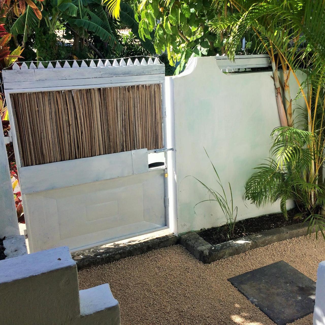 Holiday Surf Lodge Tamarin Esterno foto